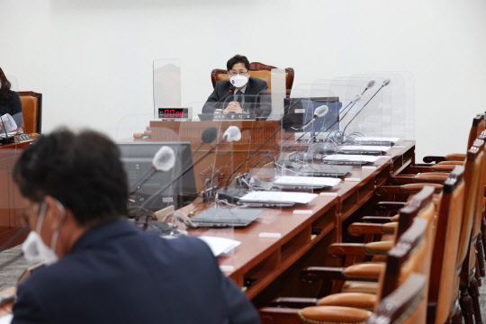 14일 국회에서 열린 언론미디어 제도개선 특별위원회 회의에서 홍익표 특위 위원장이 발언하고 있다. 이날 회의는 사실상 더불어민주당이 단독 소집한 가운데 국민의힘 의원들이 불참했다.<국회사진기자단·연합뉴스>